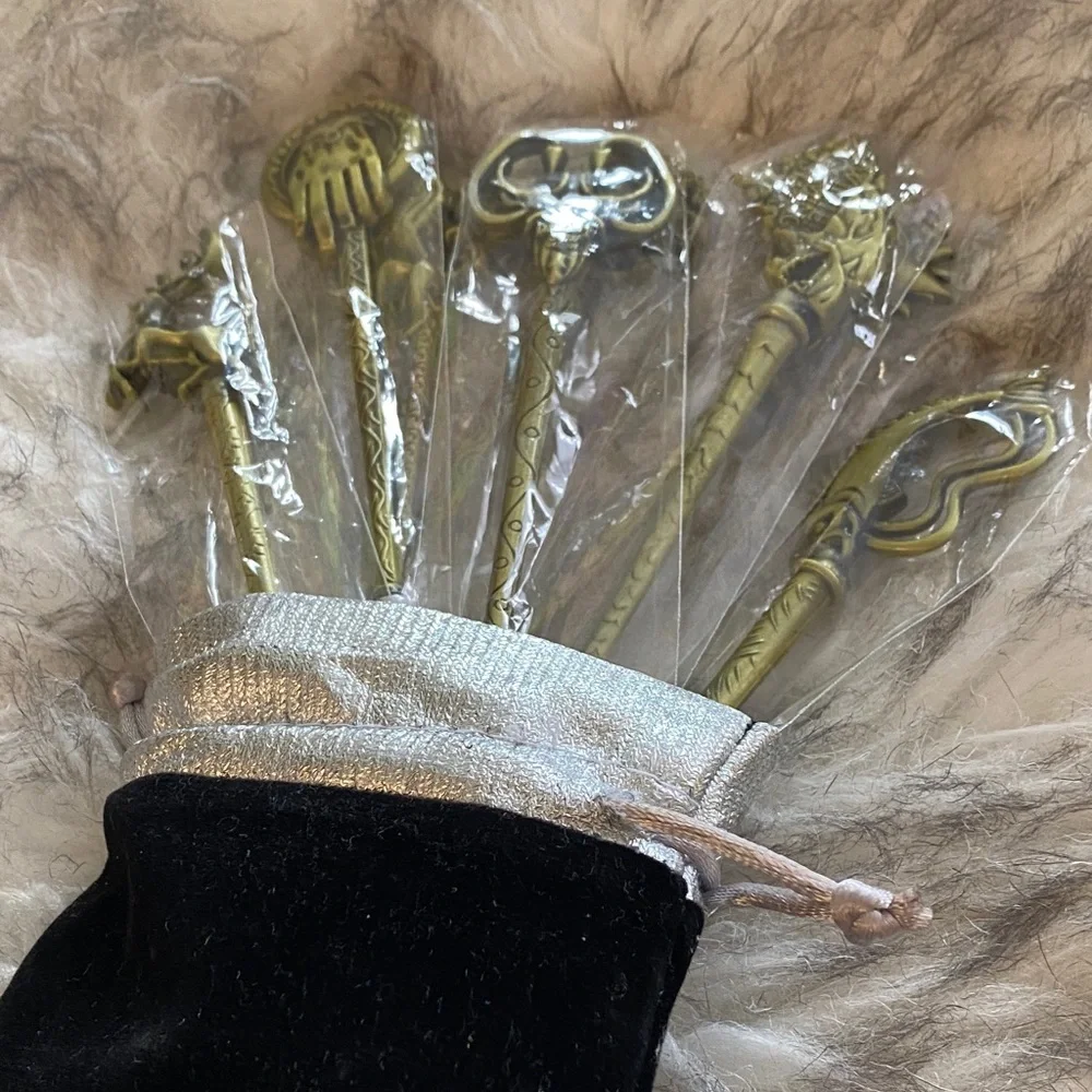 NEW Ornate 8 Makeup Brush Set with Gold Handles
